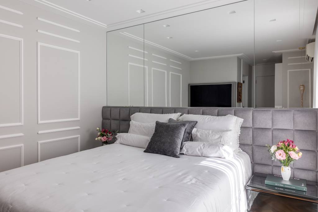 boiseries-como-elemento-classico-tornou-tendencia-cristiane-schiavoni-02-quarto Boiseries: veja como o elemento clássico se tornou uma tendência contemporânea. Projeto de Cristiane Schiavoni. Na foto, quarto, espelho, cabeceira estofada.