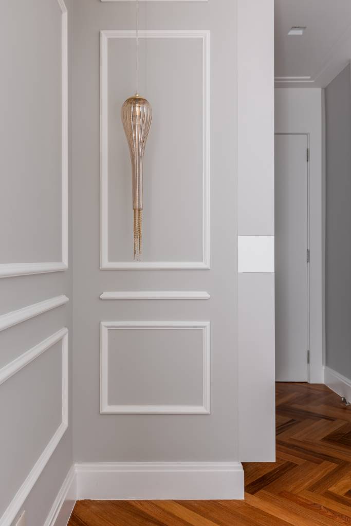 boiseries-como-elemento-classico-tornou-tendencia-cristiane-schiavoni-03-quarto Boiseries: veja como o elemento clássico se tornou uma tendência contemporânea. Projeto de Cristiane Schiavoni. Na foto, boiserie com cor diferente da parede.