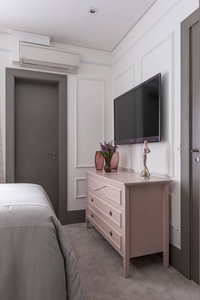 boiseries-como-elemento-classico-tornou-tendencia-cristiane-schiavoni-foto-raul-fonseca-01-quarto Boiseries: veja como o elemento clássico se tornou uma tendência contemporânea. Projeto de Cristiane Schiavoni. Na foto, quarto, gaveteiro.