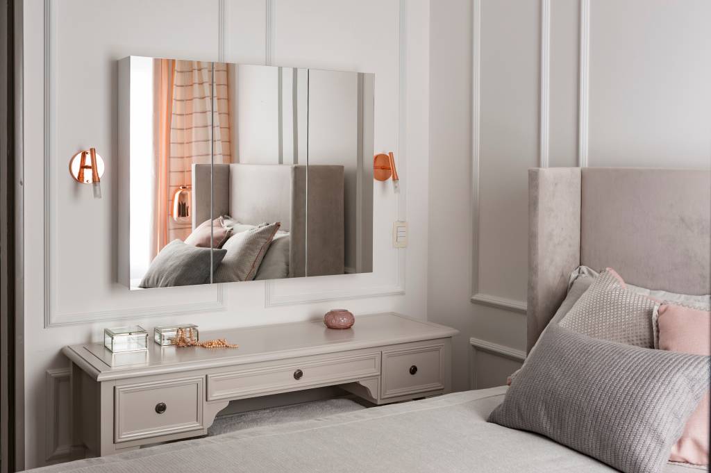 boiseries-como-elemento-classico-tornou-tendencia-cristiane-schiavoni-foto-raul-fonseca-02-penteadeira-quarto Boiseries: veja como o elemento clássico se tornou uma tendência contemporânea. Projeto de Cristiane Schiavoni. Na foto, quarto romântico, penteadeira, espelho.