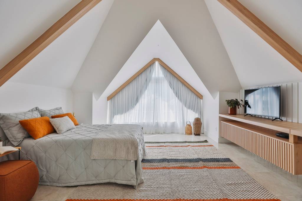 Casa de 800 m² ganha charmoso quarto em estilo boho no sótão