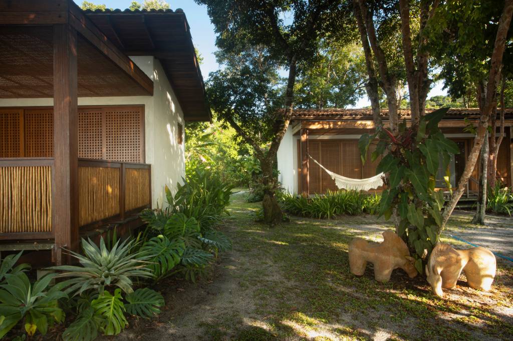 Casa sustentável na beira de rio fica integrada à natureza e à comunidade local. Projeto de Daniel Fromer.