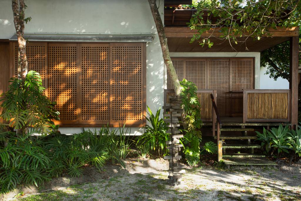 Casa sustentável na beira de rio fica integrada à natureza e à comunidade local. Projeto de Daniel Fromer.