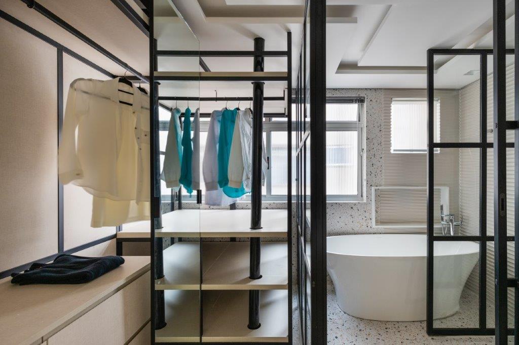 Closet integrado com sala de banho é o destaque de apê de 100 m². Projeto de Blaia e Moura Arquitetura. Na foto, banheiro, banheira solta.