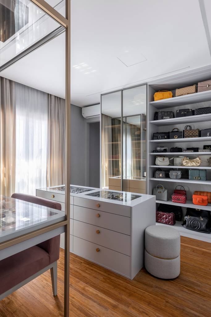 closet-sem-portas-com-iluminacao-interna-protagonista-suite-ape-spaco-interior-22 Closet sem portas e com iluminação interna é protagonista em suíte de apê. Projeto de Spaço Interior. Na foto, closet com ilha.