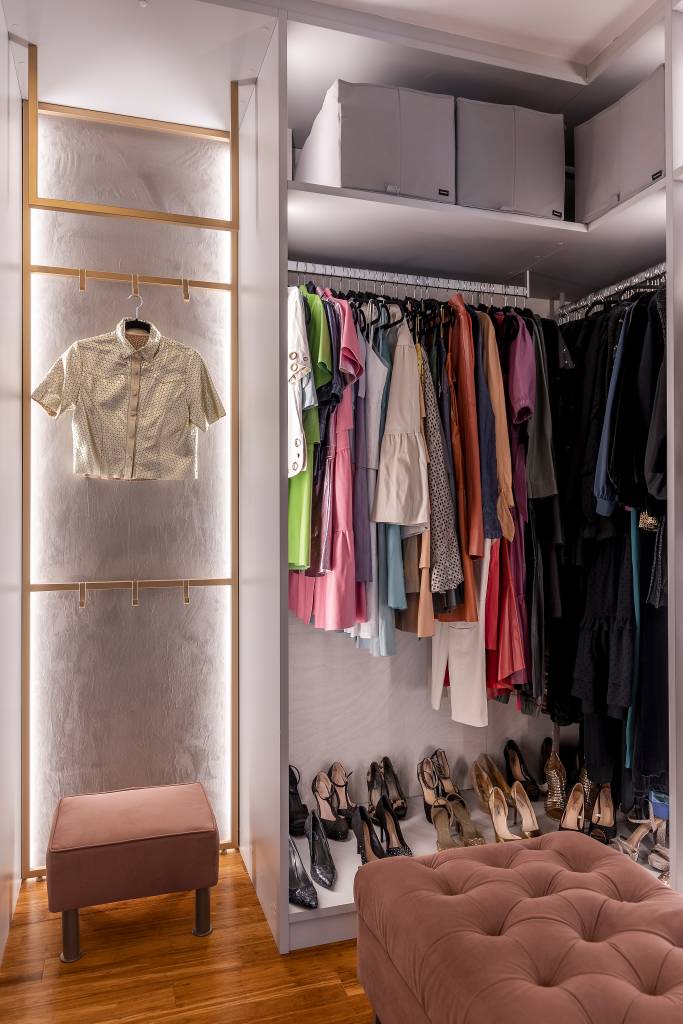 closet-sem-portas-com-iluminacao-interna-protagonista-suite-ape-spaco-interior-24 Closet sem portas e com iluminação interna é protagonista em suíte de apê. Projeto de Spaço Interior. Na foto, guarda roupa aberto iluminado.
