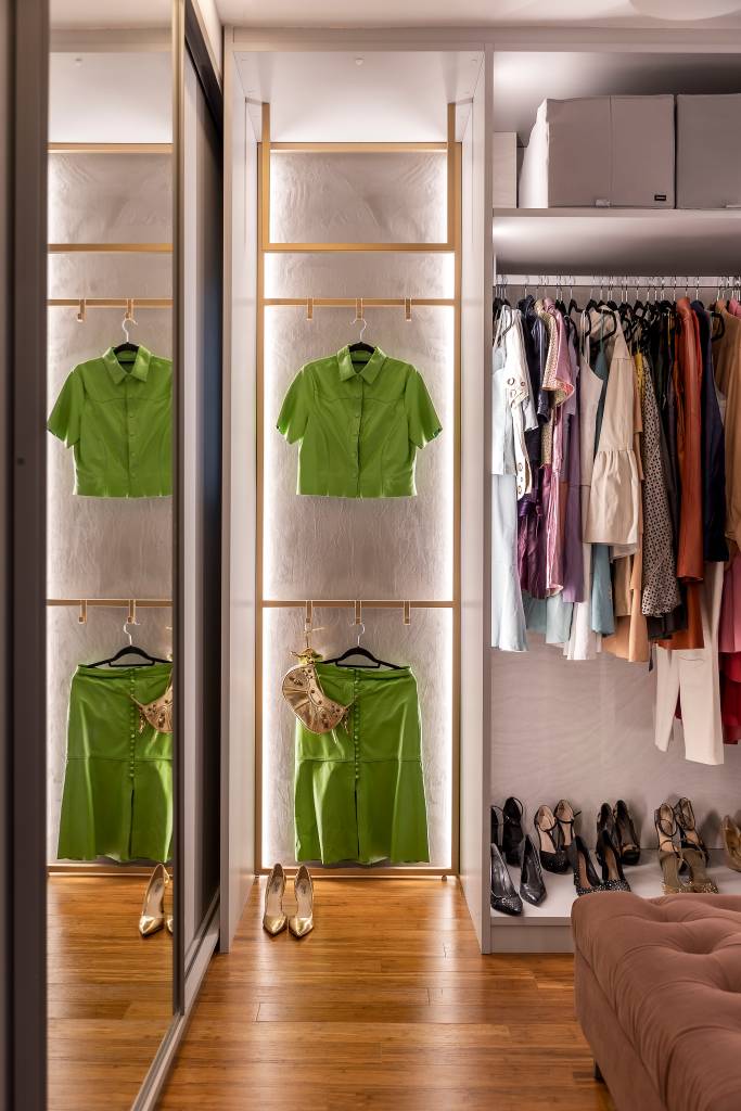 closet-sem-portas-com-iluminacao-interna-protagonista-suite-ape-spaco-interior-26 Closet sem portas e com iluminação interna é protagonista em suíte de apê. Projeto de Spaço Interior. Na foto, guarda roupa aberto iluminado.