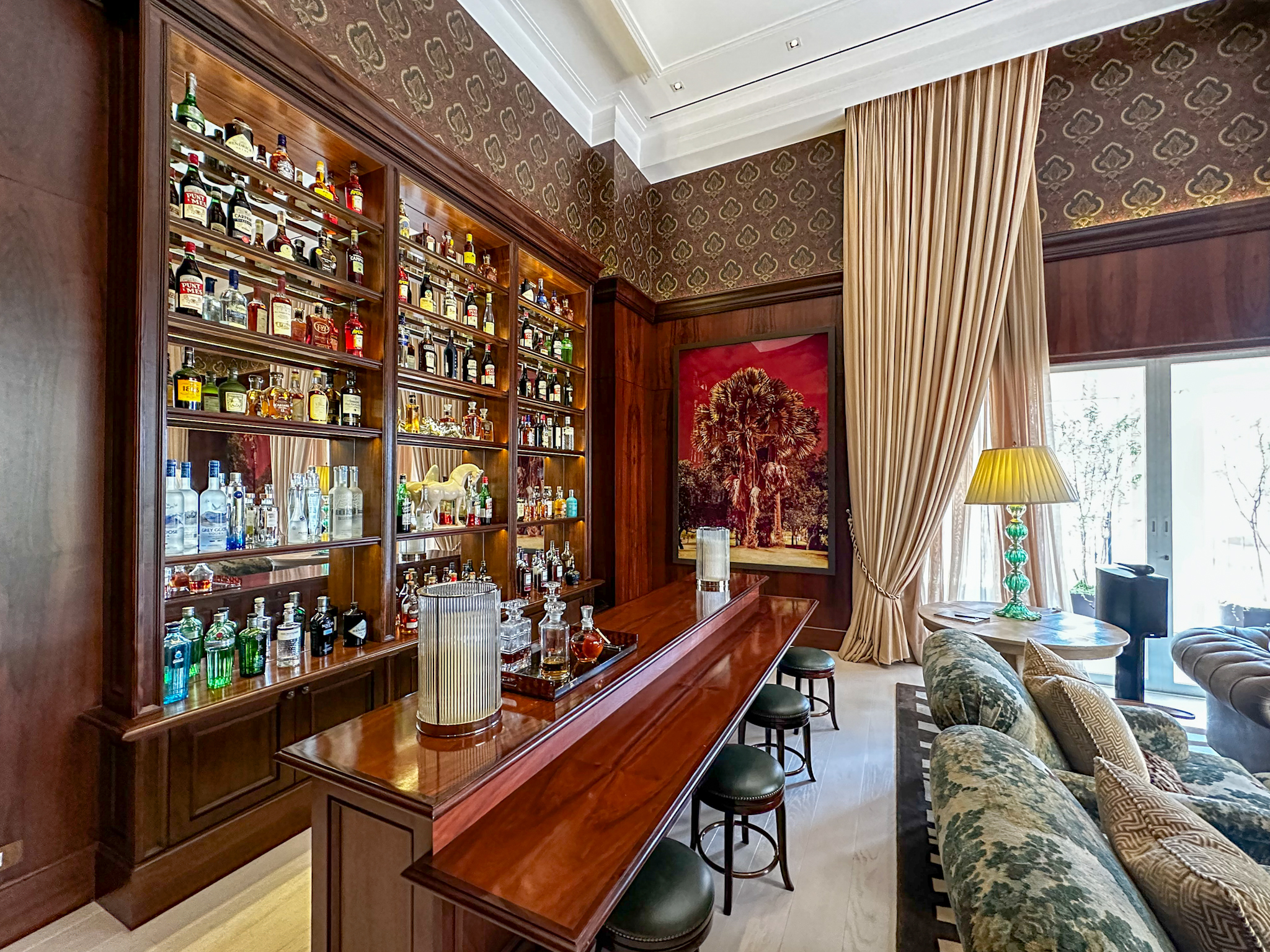 Descubra 3 das coberturas mais caras de S&atilde;o Paulo. Na foto, home bar com cristaleira para bebidas, bancada de bar.