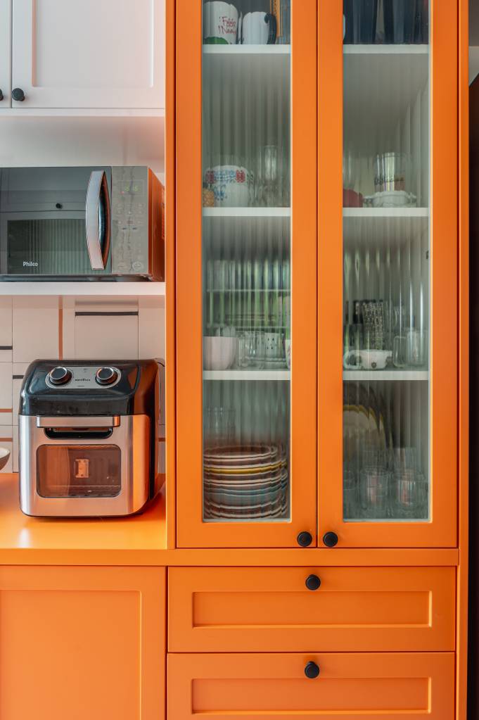 combinacao-laranja-azul-cinza-cozinha-colab-juntos-arquitetura-05 Combinação de laranja, azul e cinza cria cozinha alegre e leve. Projeto de Co+Lab Juntos Arquitetura. Na foto, cristaleira.