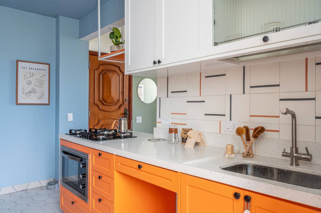 combinacao-laranja-azul-cinza-cozinha-colab-juntos-arquitetura-17 Combinação de laranja, azul e cinza cria cozinha alegre e leve. Projeto de Co+Lab Juntos Arquitetura. Na foto, bancada branca, parede de azulejos.