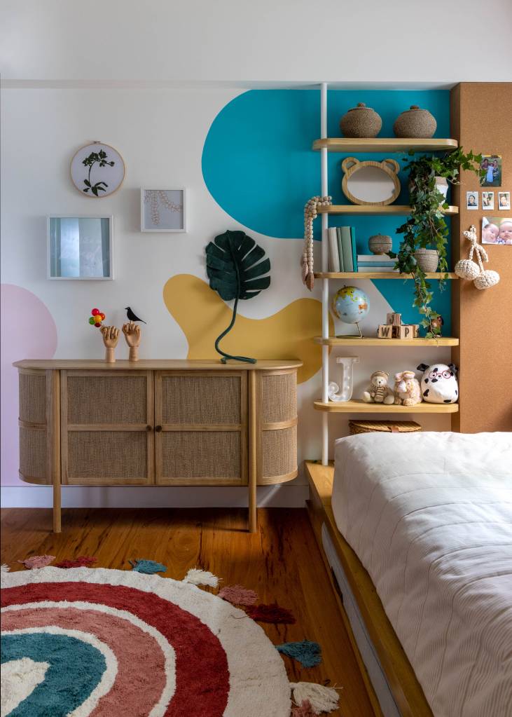 cozinha-ape-armario-verde-oliva-azulejo-branco-paredes-toque-preto-escala-arquitetura-31-quarto-infantil-colorido Cozinha de apê tem armário verde oliva, azulejo branco e paredes com toque preto. Projeto de Escala Arquitetura. Na foto, quarto, parede com manchas coloridas.