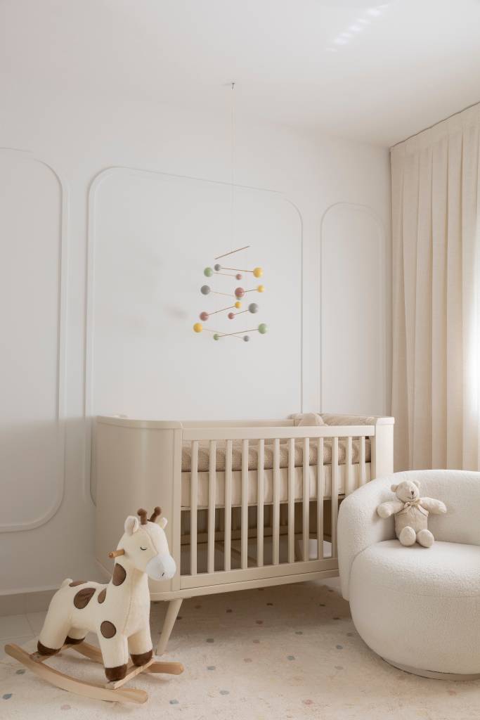 formas-organicas-minimalismo-ape-com-cozinha-gourmet-teto-arquitetura-16-quarto-bebe-boiserie Formas orgânicas e minimalismo dão leveza à apê com cozinha gourmet. Projeto de Teto Arquitetura. Na foto, quarto infantil, berço, boiserie.