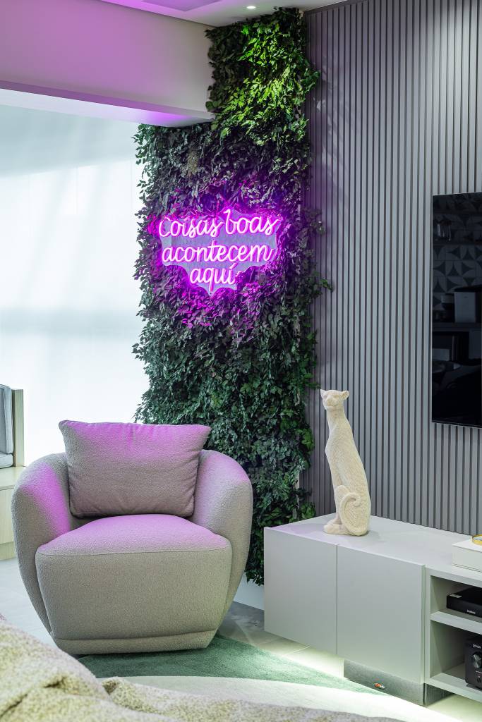 jardim-vertical-avencas-neon-personalizado-ape-lar-monde-arquitetura-06 Jardim vertical de avencas com neon personalizado dá energia alegre para este apê. Projeto de Lar Monde Arquitetura. Na foto, sala de tv, poltrona, painel ripado cinza, rack.