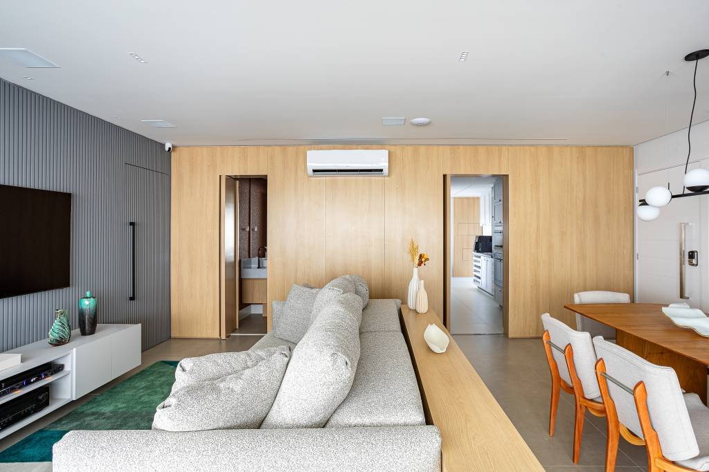 jardim-vertical-avencas-neon-personalizado-ape-lar-monde-arquitetura-07-sala Jardim vertical de avencas com neon personalizado dá energia alegre para este apê. Projeto de Lar Monde Arquitetura. Na foto, sala de estar, sofá off white, portas mimetizadas.