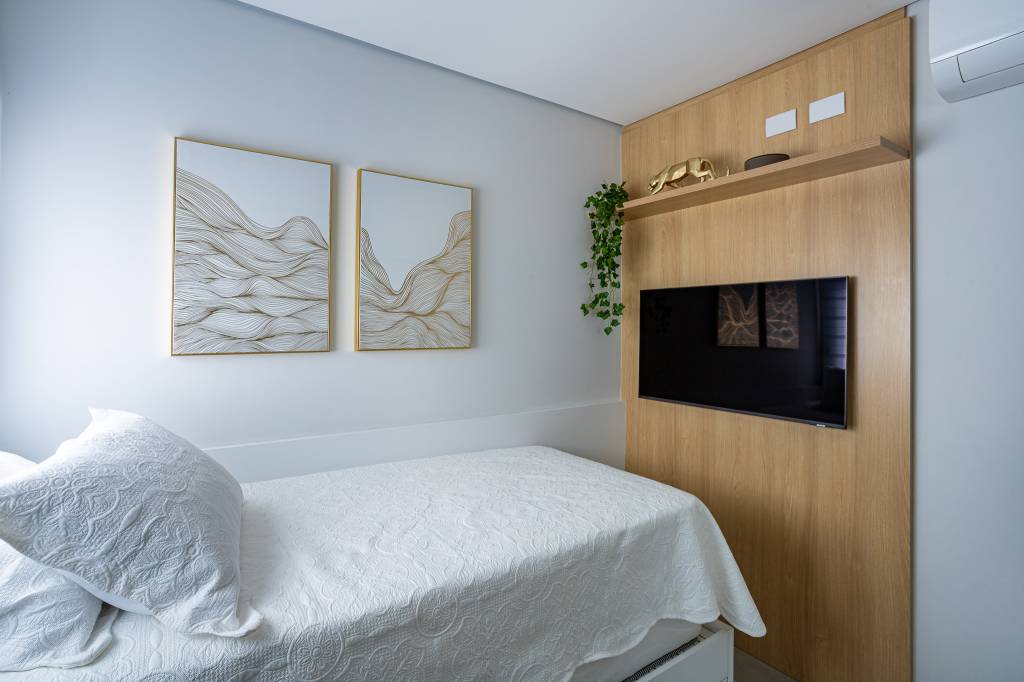 jardim-vertical-avencas-neon-personalizado-ape-lar-monde-arquitetura-29-quarto Jardim vertical de avencas com neon personalizado dá energia alegre para este apê. Projeto de Lar Monde Arquitetura. Na foto, quarto, cama de solteiro retrátil, painel de madeira, tv.