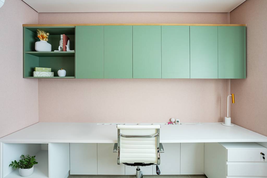 jardim-vertical-avencas-neon-personalizado-ape-lar-monde-arquitetura-30-home-office-verde Jardim vertical de avencas com neon personalizado dá energia alegre para este apê. Projeto de Lar Monde Arquitetura. Na foto, home office, parede rosa clara, armário verde, bancada branca.