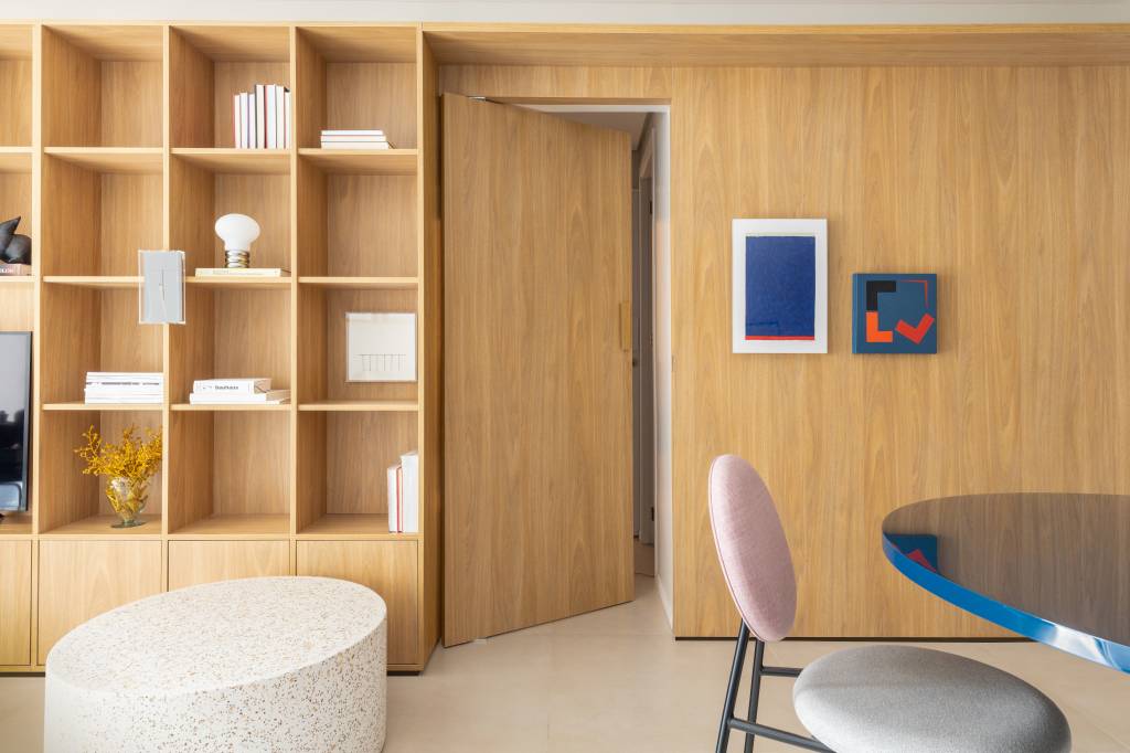 Marcenaria multifuncional abriga na cozinha a geladeira e no hall a sapateira