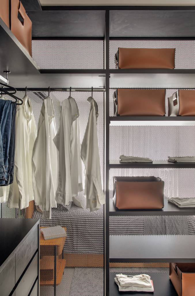 painel-de-madeira-abraca-area-social-emoldura-cozinha-ape-90-m-mar-arquitetura-02-closet Painel de madeira abraça área social e emoldura cozinha em apê de 90 m². Projeto de MAR Arquitetura. Na foto, closet de serralheria.