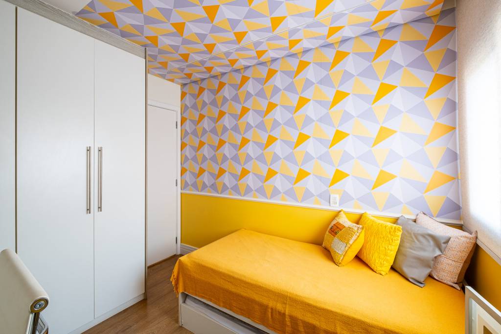 paleta-de-cor-de-ape-escolhida-com-base-psicologia-das-cores-luciana-patriarcha-08-amarelo-papel-de-parede Paleta de cor de apê de 129 m² foi escolhida com base na psicologia das cores. Projeto de Luciana Patriarcha. Na foto, quarto com home office, papel de parede amarelo geométrico.