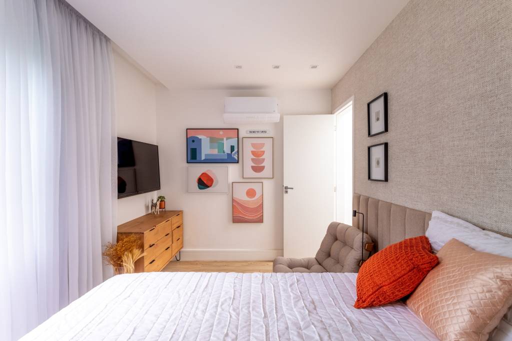 pergolado-bambu-abriga-area-descanso-futon-ofuro-casa-livia-quintella-03-quarto Pergolado de bambu abriga área de descanso com futon e ofurô nesta casa. Projeto de Lívia Quintella. Na foto, quarto com estilo boho, cabeceira estofada, poltrona costela.