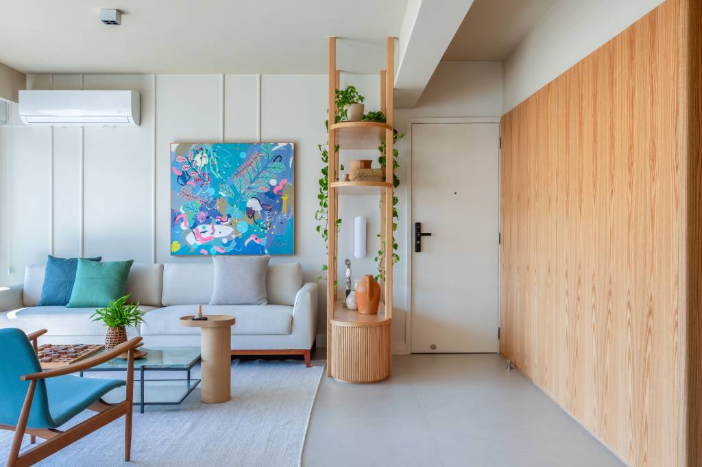 Reforma cria quarto de casal com papel de parede degradê e marcenaria multifuncional