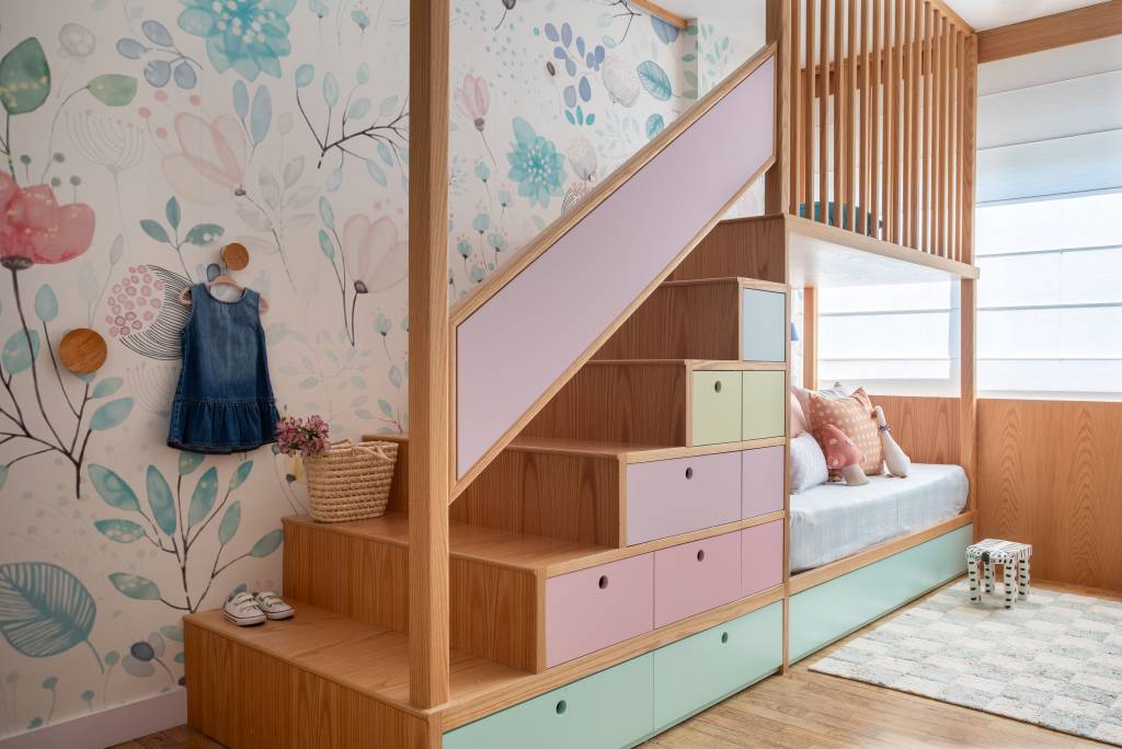 reforma-quarto-casal-com-papel-de-parede-degrade-marcenaria-mbv-arquitetura-22-quarto-infantil Reforma cria quarto de casal com papel de parede degradê e marcenaria multifuncional. Projeto de MBV Arquitetura. Na foto, quarto infantil, mezanino, bancada de estudos.