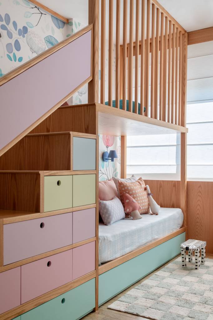 reforma-quarto-casal-com-papel-de-parede-degrade-marcenaria-mbv-arquitetura-23-quarto-infantil Reforma cria quarto de casal com papel de parede degradê e marcenaria multifuncional. Projeto de MBV Arquitetura. Na foto, quarto infantil, mezanino, bancada de estudos.