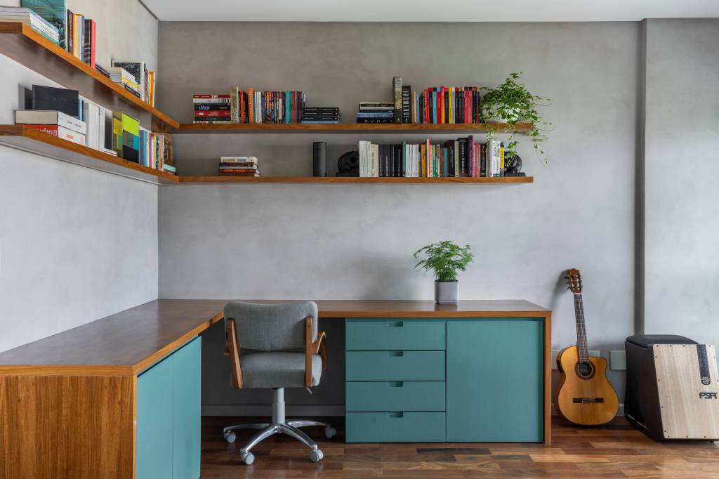 reforma-quarto-home-office-porta-de-correr-verde-adriana-favano-arquitetura-06-home-office Reforma transforma quarto em home office e o integra a sala com porta de correr verde. Projeto de Adriana Favaro Arquitetura. Na foto, office, bancada L, prateleiras.