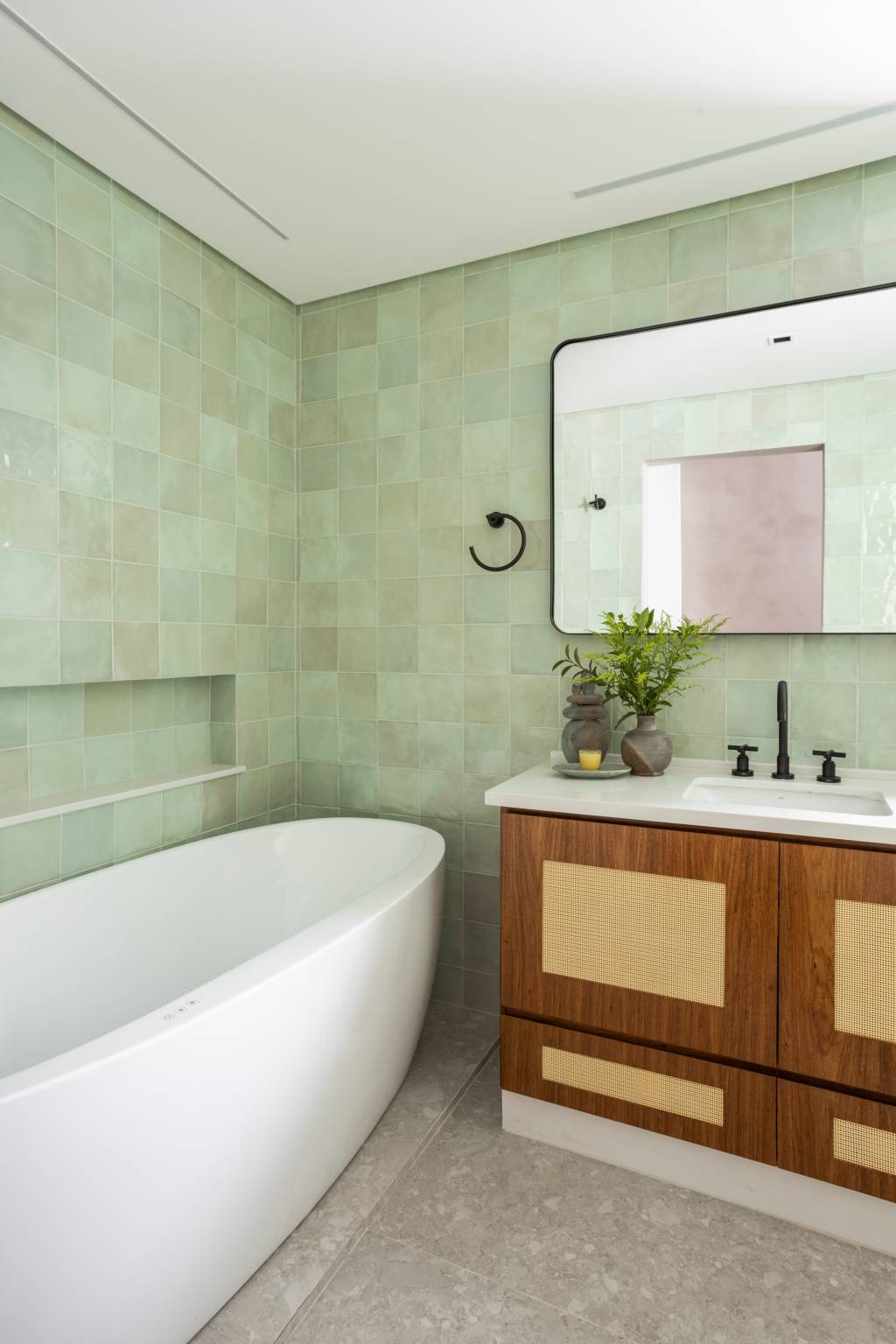 reforma-quarto-home-office-porta-de-correr-verde-adriana-favano-arquitetura-17-banheiro-banheira Reforma transforma quarto em home office e o integra a sala com porta de correr verde. Projeto de Adriana Favaro Arquitetura. Na foto, banheiro, parede verde, planta.