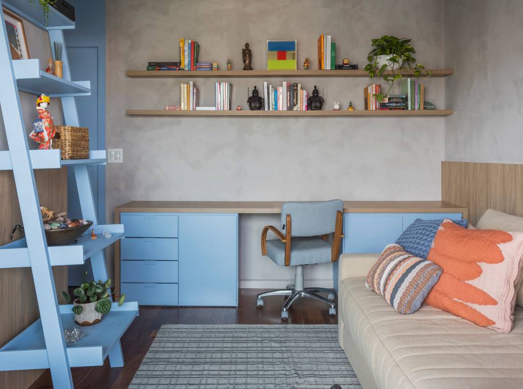 reforma-quarto-home-office-porta-de-correr-verde-adriana-favano-arquitetura-24-quarto-estante-azul-escada Reforma transforma quarto em home office e o integra a sala com porta de correr verde. Projeto de Adriana Favaro Arquitetura. Na foto, quarto, estante escada azul, prateleira.