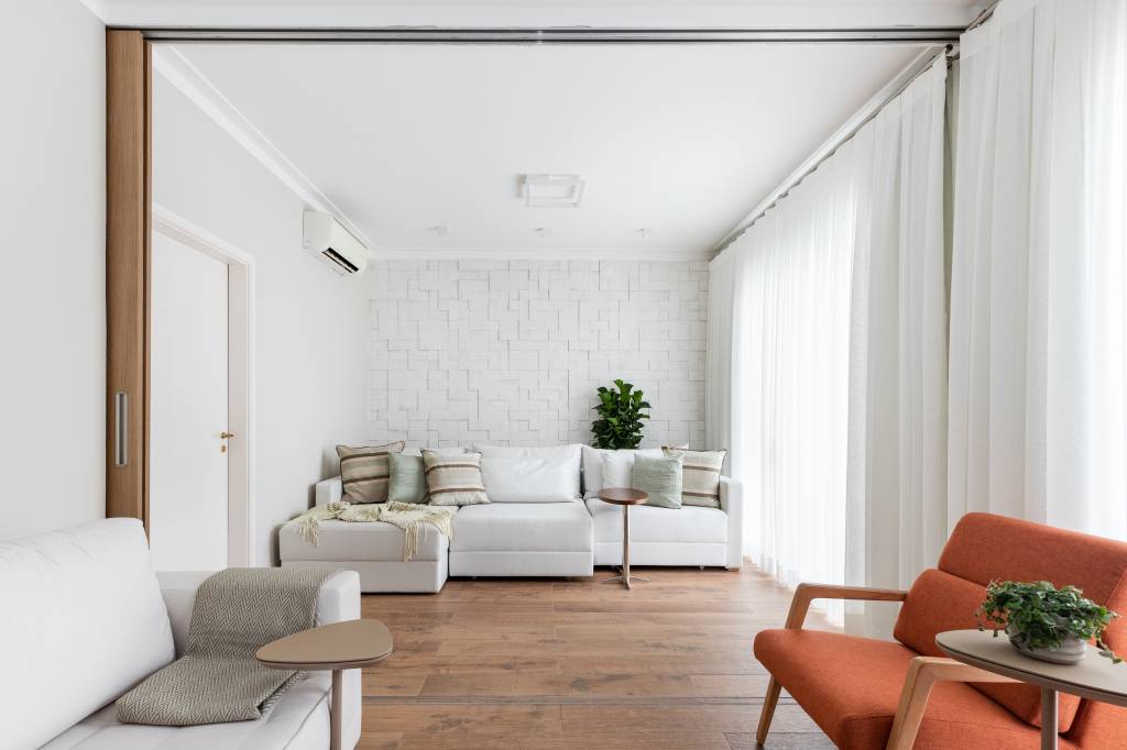 retrofit-casa-recupera-parede-ripada-emoldura-lareira-living-daniela-funari-14 Retrofit em casa recupera parede ripada que emoldura lareira do living. Projeto de Daniela Funari. Na foto, sala de tv, sofá cama branco.