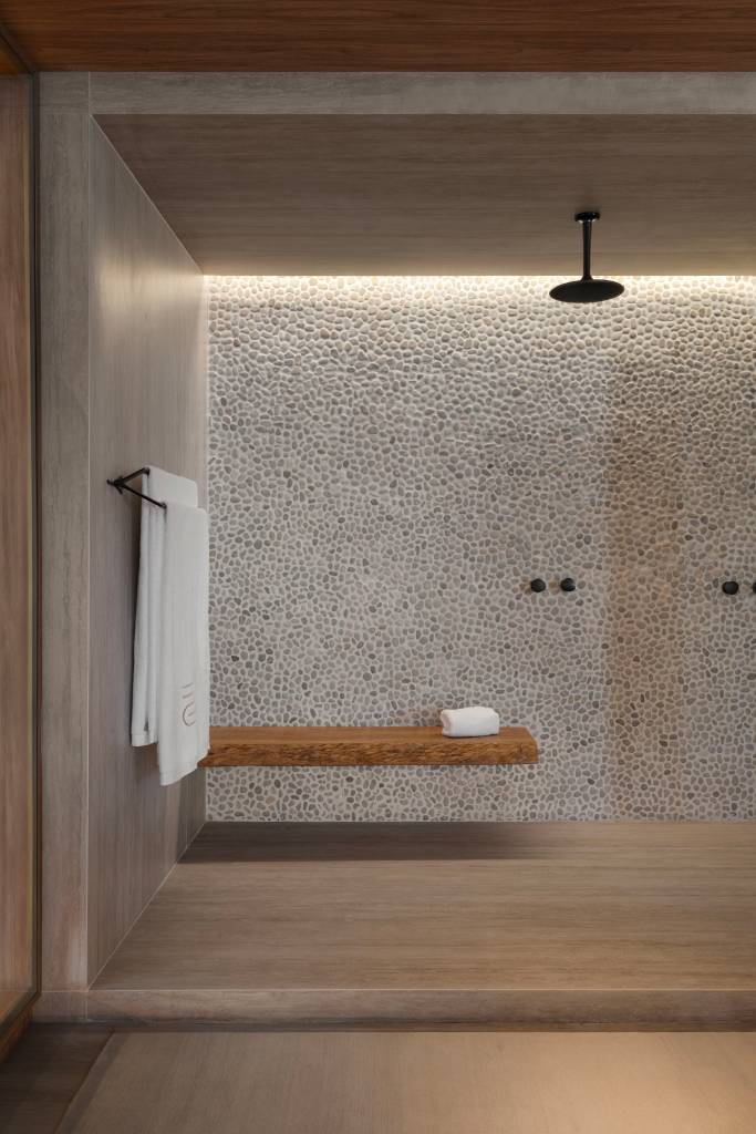 suite-tons-neutros-vinilico-dormitorio-porcelanato-banheiro-borges-godoy-casacor-minas-01 Suíte em tons neutros aposta no vinílico para o dormitório e porcelanato para banheiro. Projeto de BorgesGodoy Arquitetura para a CASACOR Minas.
