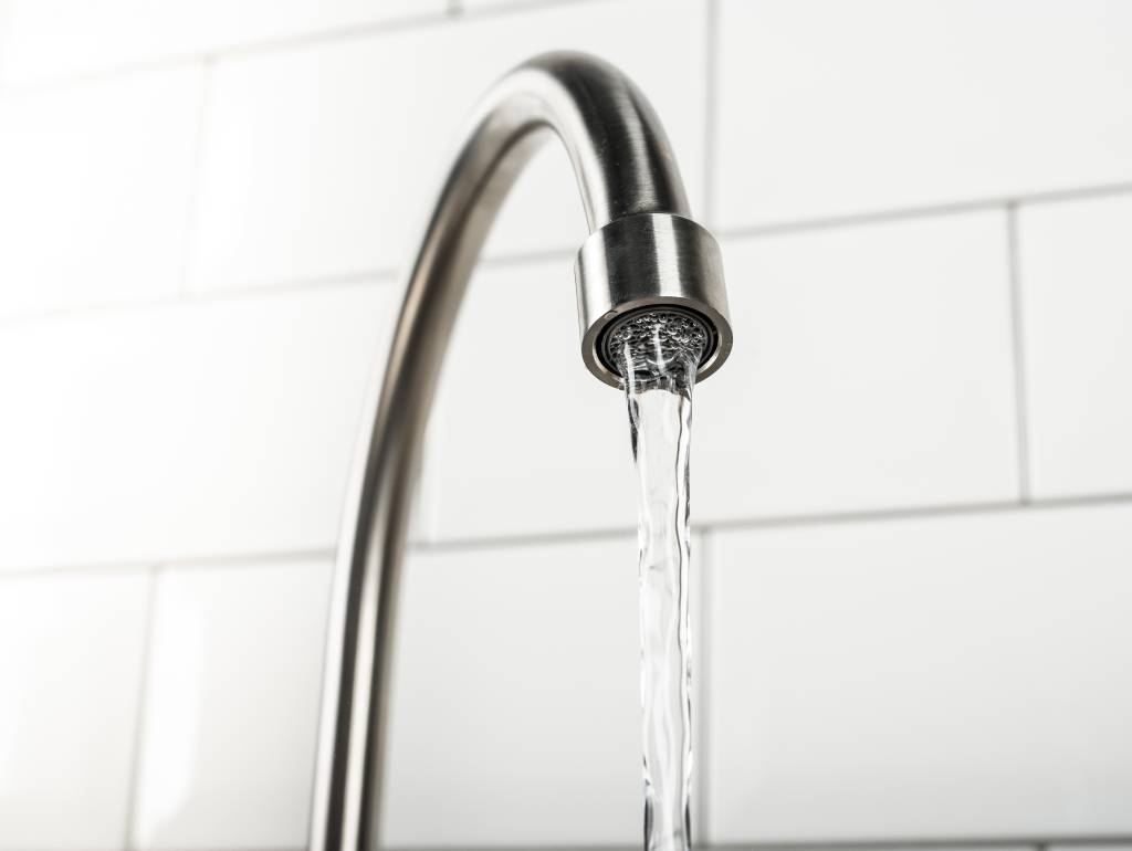 New and modern steel faucet in the kitchen Torneira pingando? Passo a passo para arrumar sem precisar de encanador