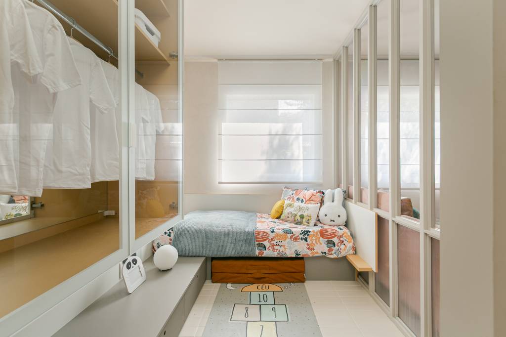 Apartamento completo de 32 m² tem divisória de marcenaria e policarbonato. Projeto de Pro.a Arquitetos. Na foto, quarto infantil.