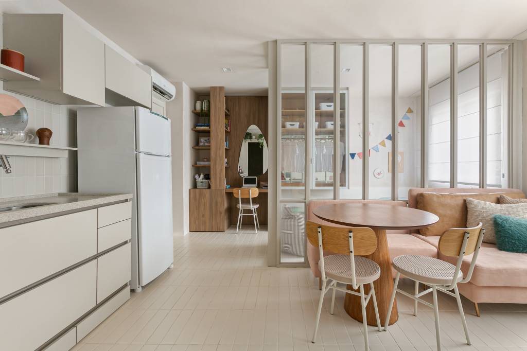 Apartamento completo de 32 m² tem divisória de marcenaria e policarbonato