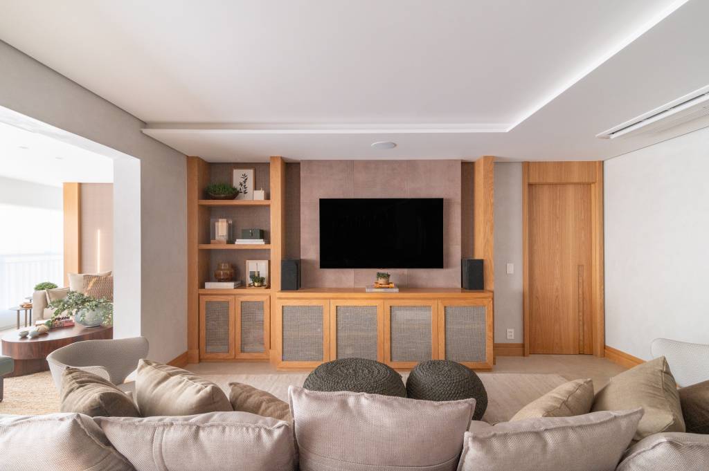 apartamento-varanda-gourmet-pequeno-living-mesa-redonda-rosangela-pena-02-sala Apartamento ganha varanda gourmet com pequeno living e mesa redonda. Projeto de Andrea Teixeira. Na foto, sala de estar, sofá, paleta de cores bege.
