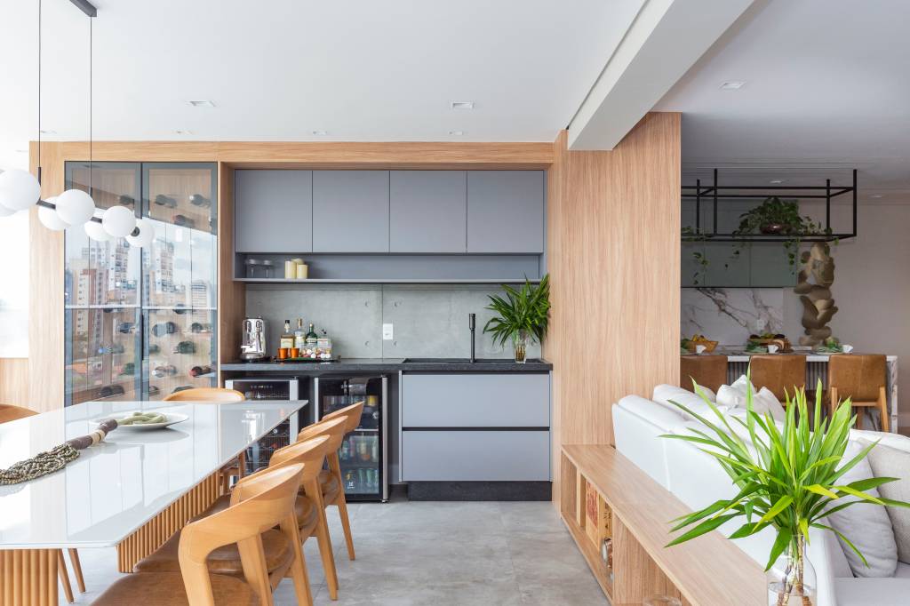 Apê ganha área gourmet com bancada de granito e backsplash em placa cimentícia