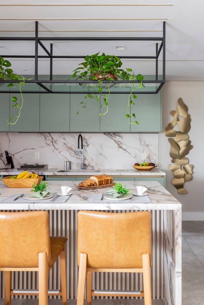 ape-ganha-area-gourmet-bancada-granito-backsplash-placa-cimenticia-daniela-fuari-09-cozinha-verde Apê ganha área gourmet com bancada de granito e backsplash em placa cimentícia. Projeto de Daniela Funari. Na foto, cozinha, marcenaria verde, backsplash, ilha.