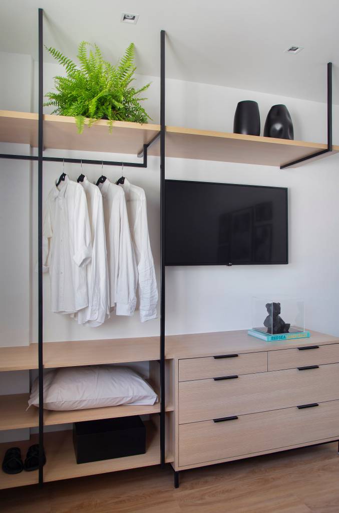 arquiteta-portas-serralheria-e-vidro-canelado-cozinha-casa-200-m-duo-estudio-arquitetura-10-quarto-armario-aberto-closet Arquiteta cria portas de serralheria e vidro canelado para cozinha de casa de 200 m². Projeto de Duo Estúdio Arquitetura. Na foto, quarto, closet aberto.