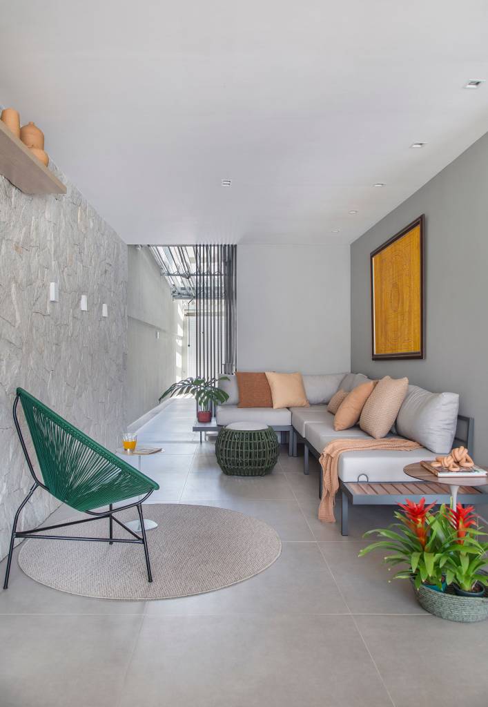 arquiteta-portas-serralheria-e-vidro-canelado-cozinha-casa-200-m-duo-estudio-arquitetura-17-sala Arquiteta cria portas de serralheria e vidro canelado para cozinha de casa de 200 m². Projeto de Duo Estúdio Arquitetura. Na foto, ilha gourmet, coifa.