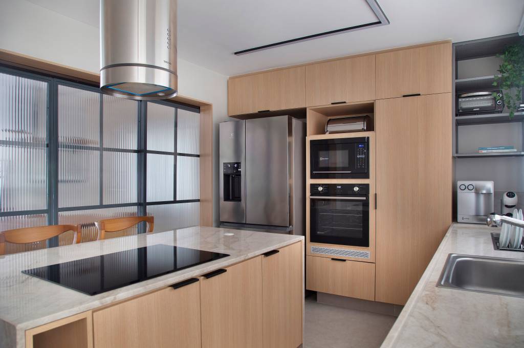 arquiteta-portas-serralheria-e-vidro-canelado-cozinha-casa-200-m-duo-estudio-arquitetura-28 Arquiteta cria portas de serralheria e vidro canelado para cozinha de casa de 200 m². Projeto de Duo Estúdio Arquitetura. Na foto, ilha gourmet, coifa.