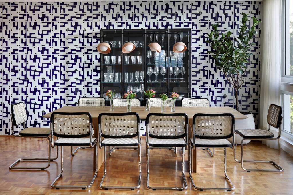 Azulejos azuis inspirados em Brasília revestem sala de jantar deste apê