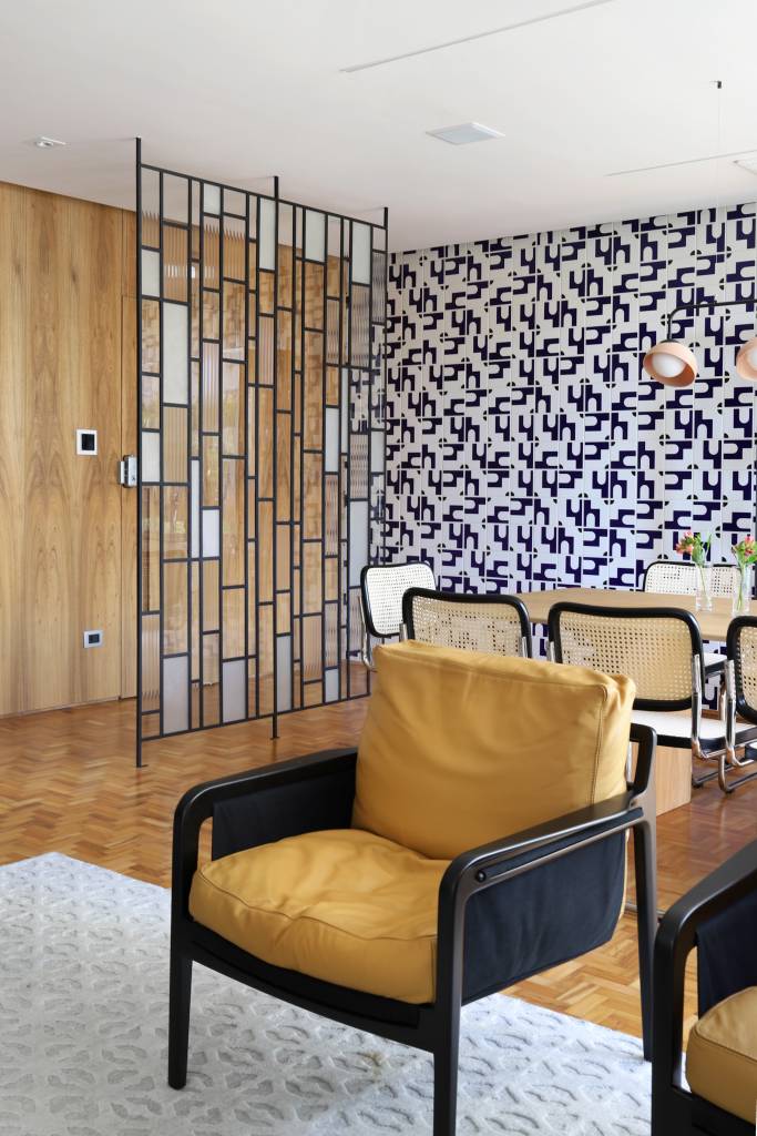 azulejos-azuis-inspirados-brasilia-revestem-sala-jantar-ape-andrade-mello-arquietetura-16 Azulejos azuis inspirados em Brasília revestem sala de jantar deste apê. Projeto de Andrade & Mello Arquitetura. Na foto, biombo serralheria.