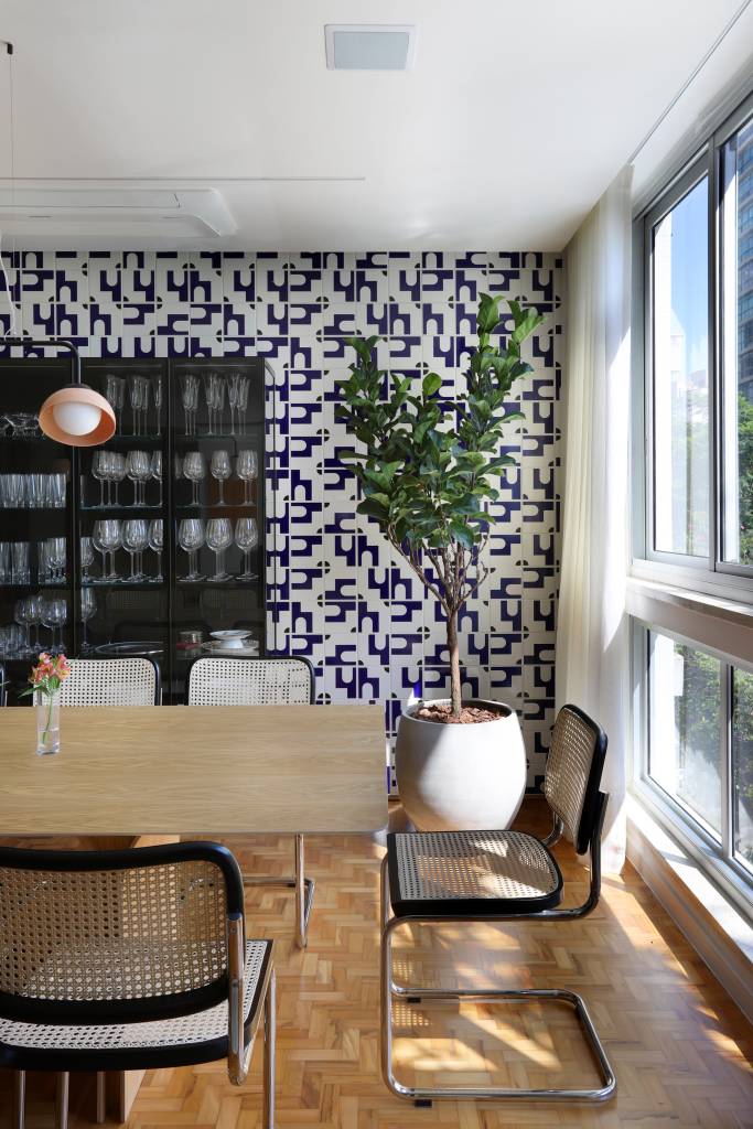 azulejos-azuis-inspirados-brasilia-revestem-sala-jantar-ape-andrade-mello-arquietetura-18 Azulejos azuis inspirados em Brasília revestem sala de jantar deste apê. Projeto de Andrade & Mello Arquitetura. Na foto, sala de jantar, cadeira palhinha.