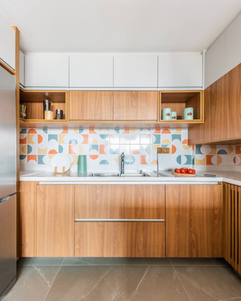 azulejos-coloridos-no-decor-bma-studio-01-cozinha Azulejos coloridos no décor. Projeto de BMA Studio. Na foto, cozinha com backsplash.