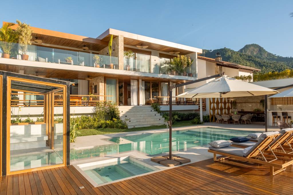 Linda casa de 800 m² tem área gourmet, piscina, sauna e terraço para contemplar o mar