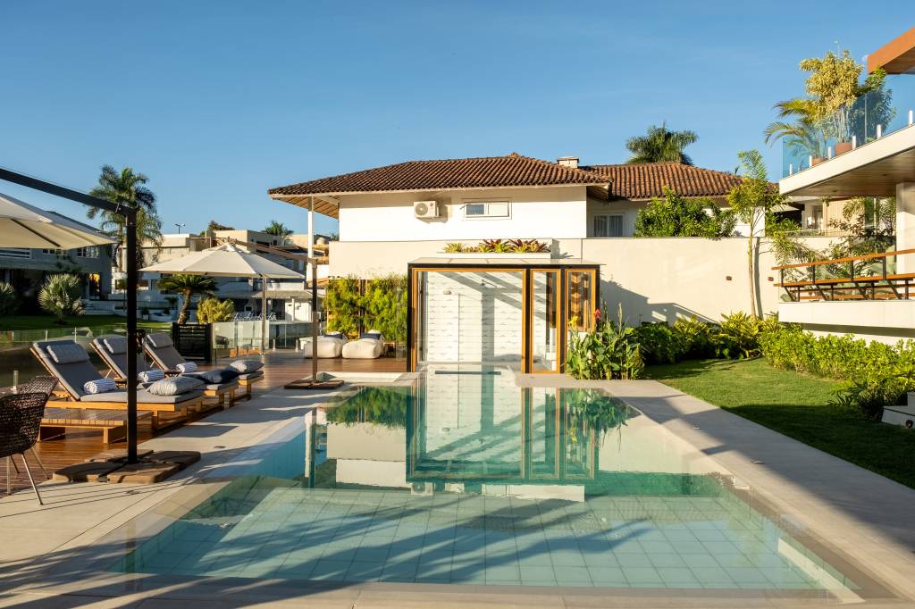 casa-800-m-area-gourmet-piscina-sauna-terraco-contemplar-mar-viviane-cunha-36 Linda casa de 800 m² tem área gourmet, piscina, sauna e terraço para contemplar o mar. Projeto de Viviane Cunha. Na foto, casa, fachada;