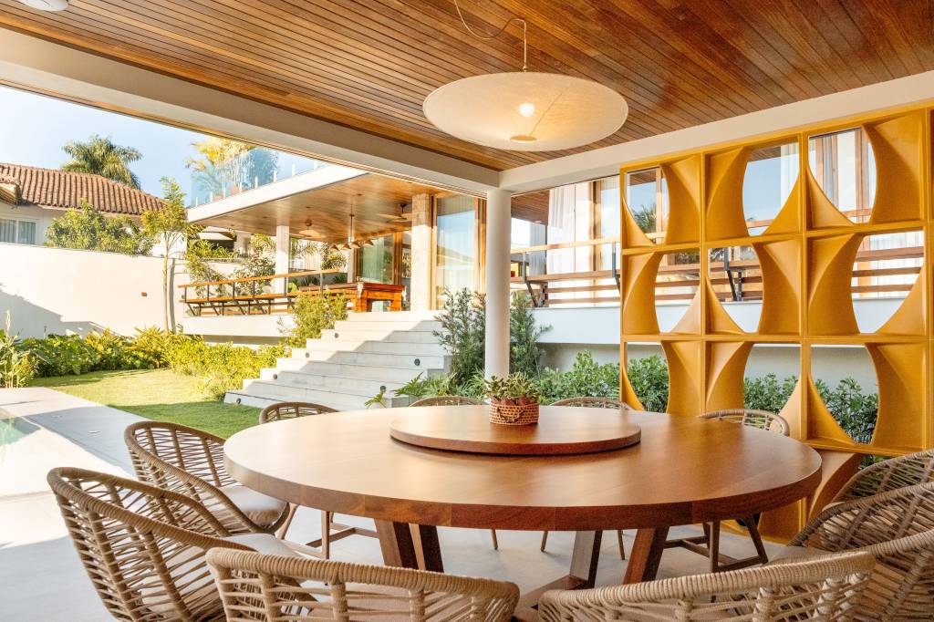 casa-800-m-area-gourmet-piscina-sauna-terraco-contemplar-mar-viviane-cunha-38-varanda-area-externa Linda casa de 800 m² tem área gourmet, piscina, sauna e terraço para contemplar o mar. Projeto de Viviane Cunha. Na foto, elemento vazado, mesa redonda.