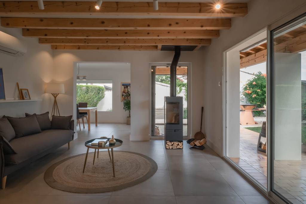 Casa na França mescla arquitetura provençal com necessidades modernas. Projeto de Viviane Cunha.