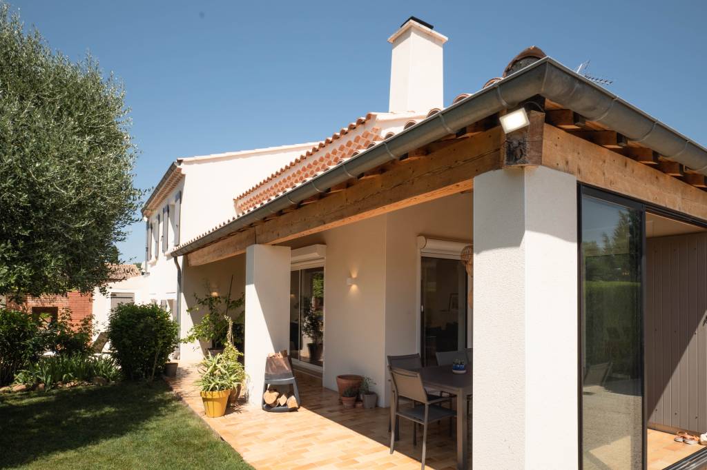 Casa na França mescla arquitetura provençal com necessidades modernas. Projeto de Viviane Cunha.